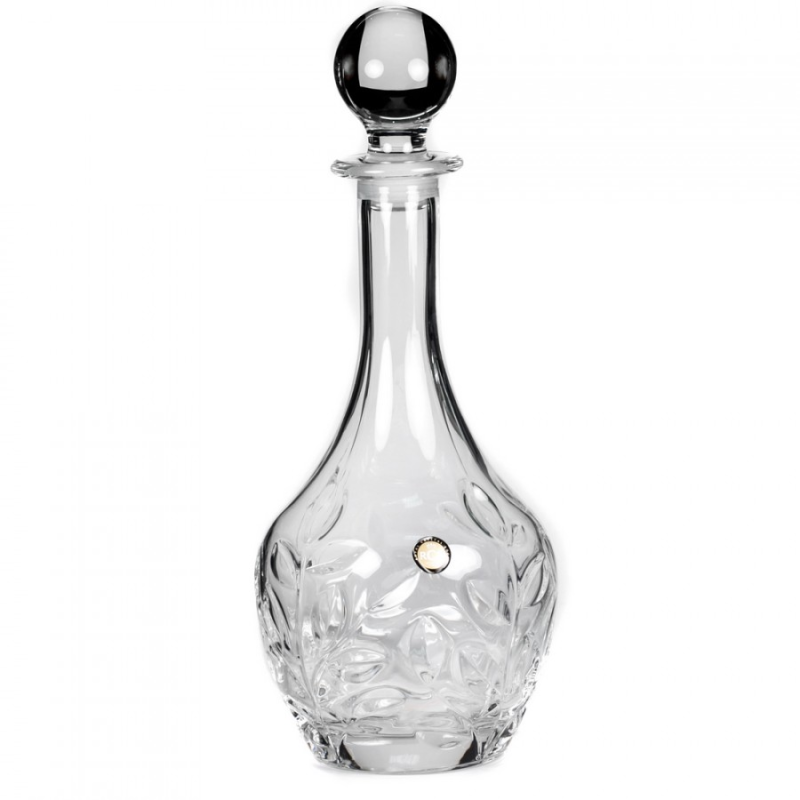 Стеклянный графин на белом фоне