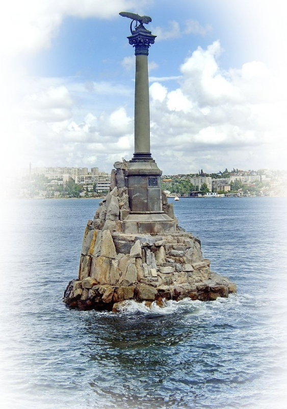 В Севастополе монумент орла