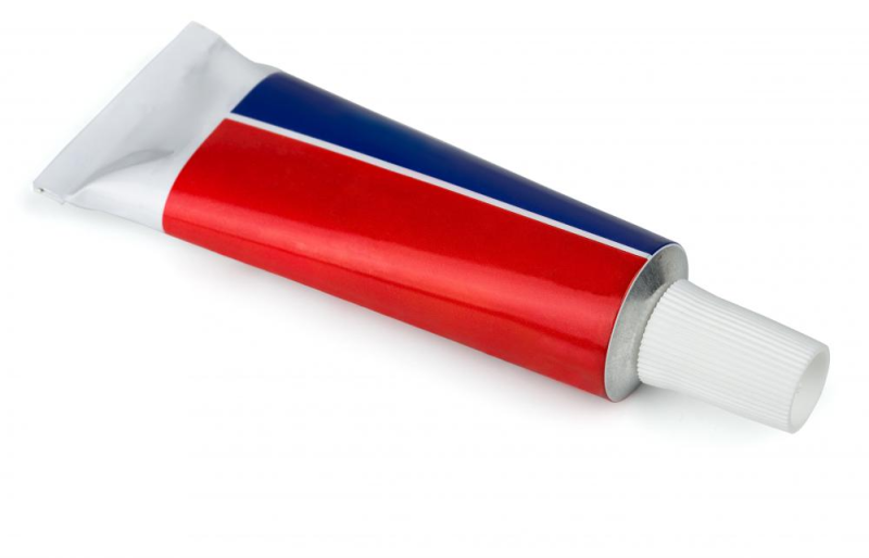 Тюбик на белом фоне