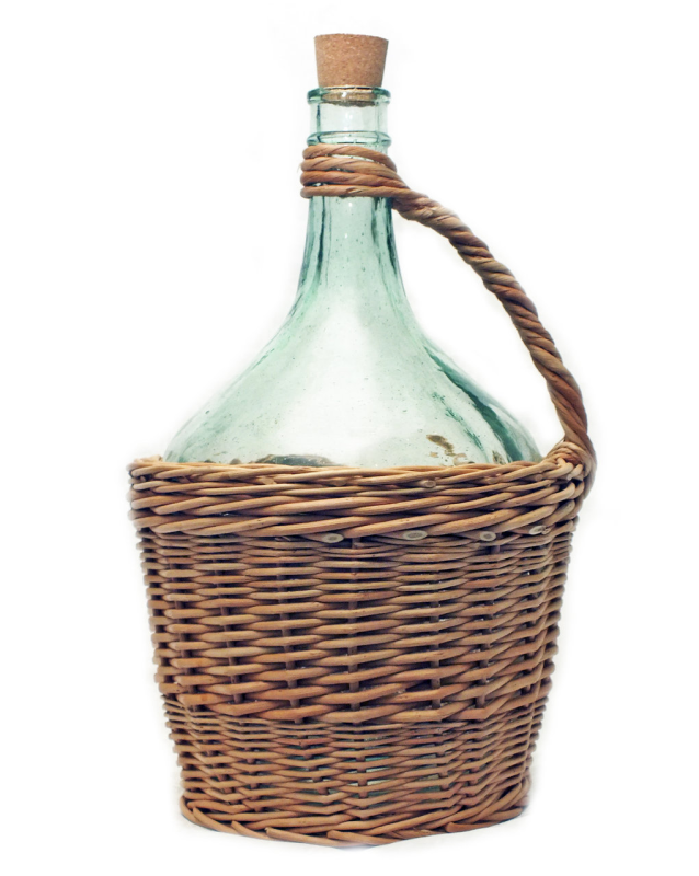 Бутыль в плетеной корзине
