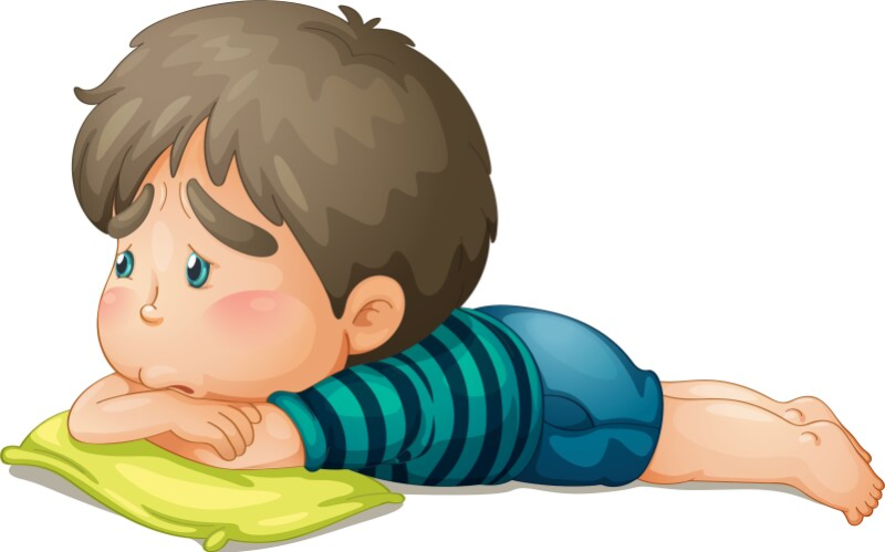Мальчик лежит