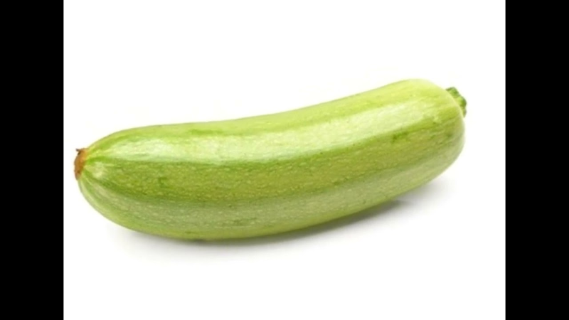 Цукини на белом фоне