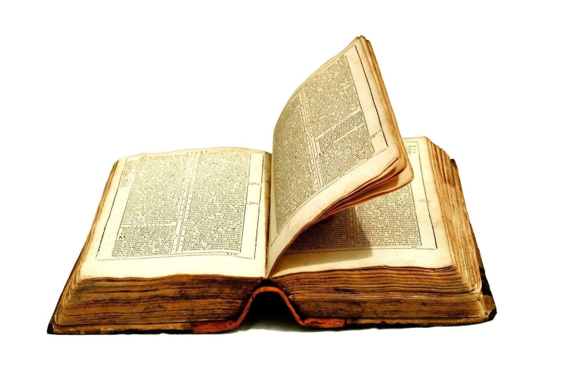 Старые книги на прозрачном фоне