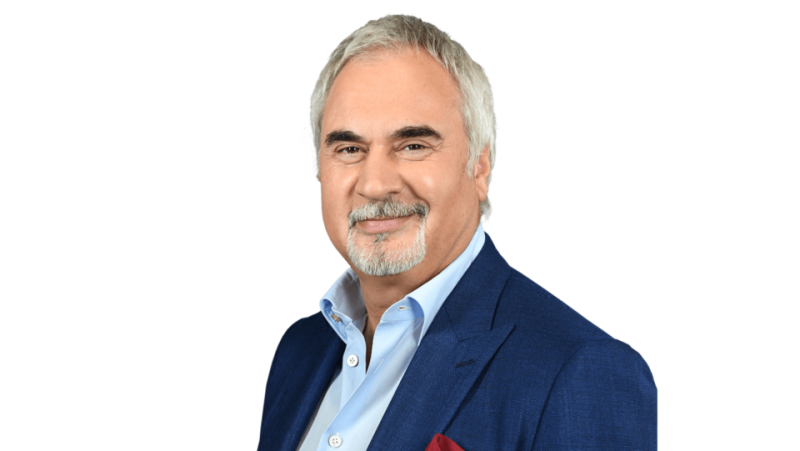 Валерий Меладзе на белом фоне