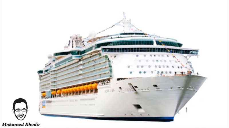 Круизный лайнер на белом фоне