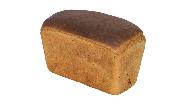 Буханка хлеба на белом фоне