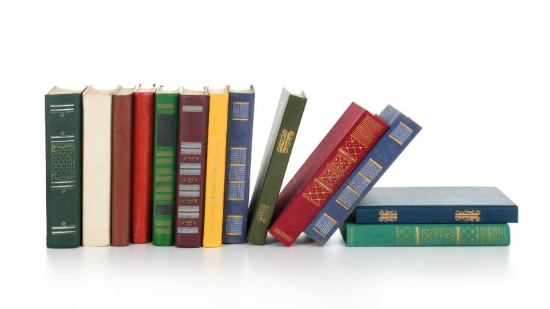 Корешки книг на белом фоне