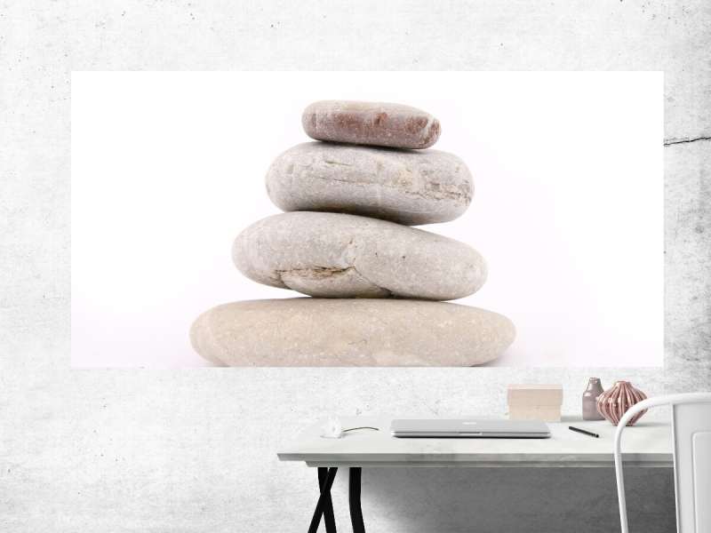 Речные камни на белом фоне