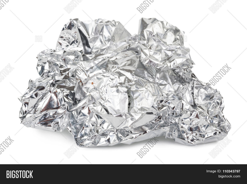 Алюминий фольга на белом фоне