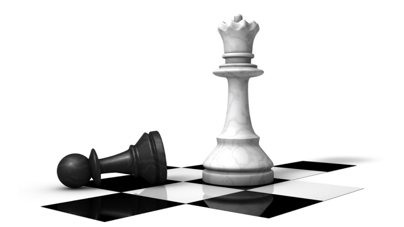 Шахматные фигуры на белом фоне