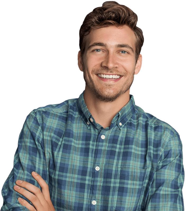 Мужчина улыбается