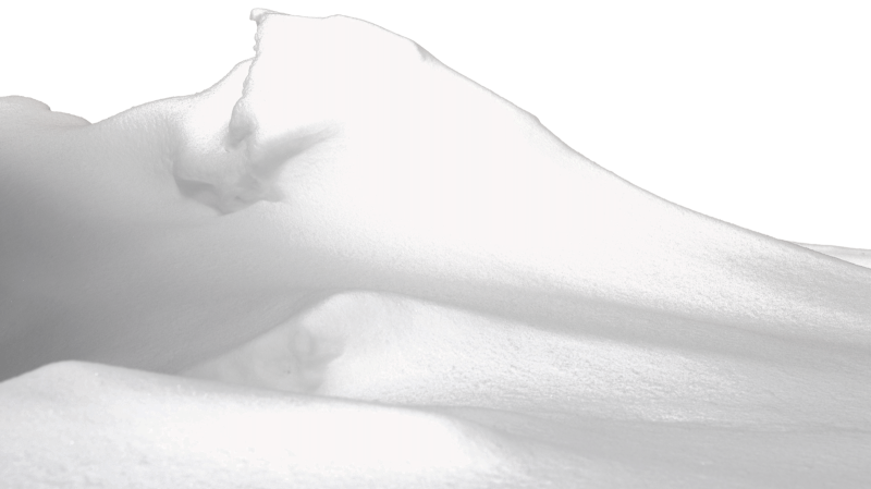 Сугроб на белом фоне