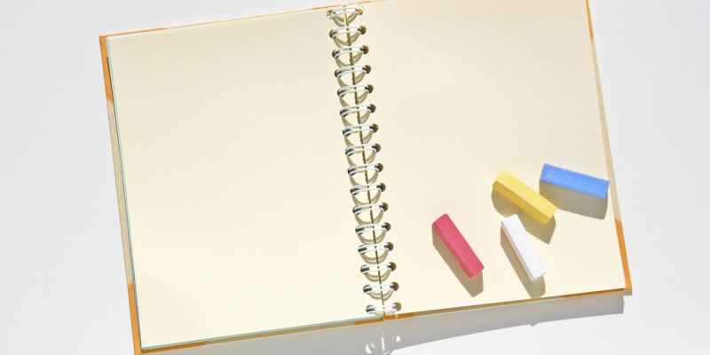 Открытый скетчбук пустой