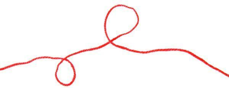 Красная ниточка на белом фоне