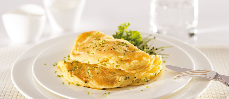 Омлет на тарелке