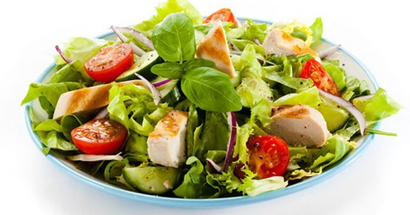 Тарелка с салатом