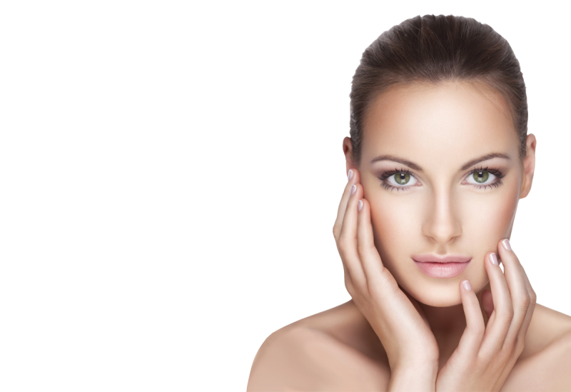 Женское лицо на белом фоне