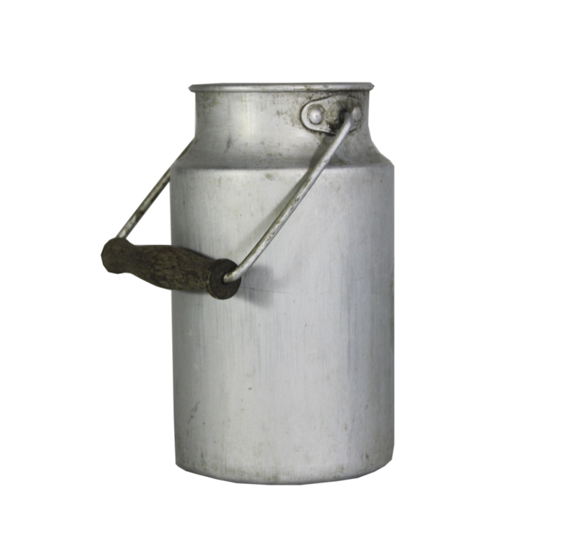 Металлический бидон для молока