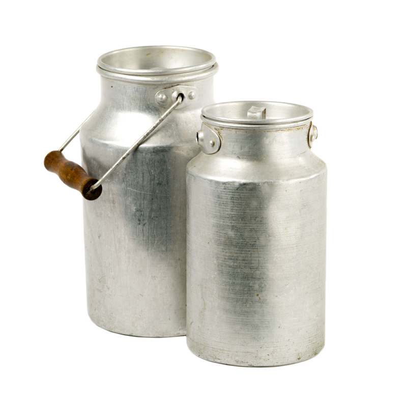 Железный бидон для молока