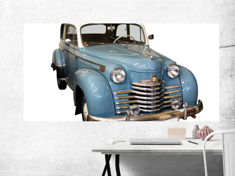 Старый автомобиль на белом фоне