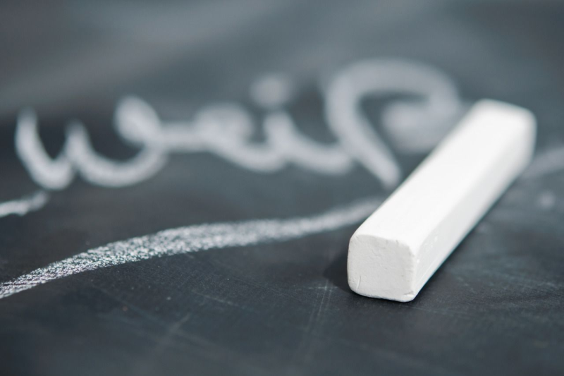 Школьная доска с мелом