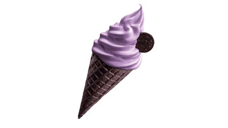 Мороженое в рожке на белом фоне