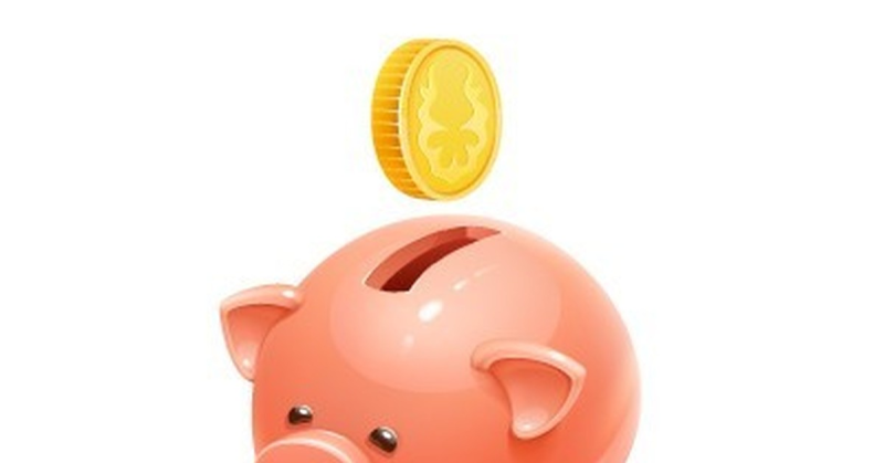 Свинья копилка на белом фоне