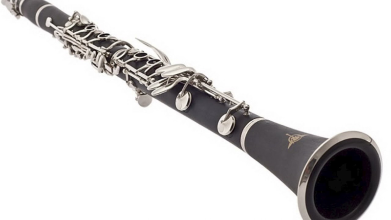 Кларнет на белом фоне