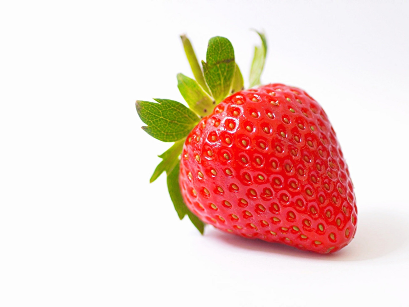 Клубника э на белом фоне