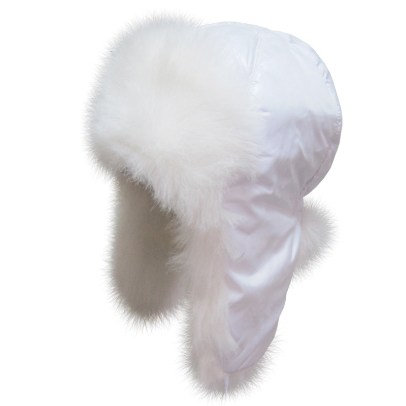 Зимняя шапка на белом фоне