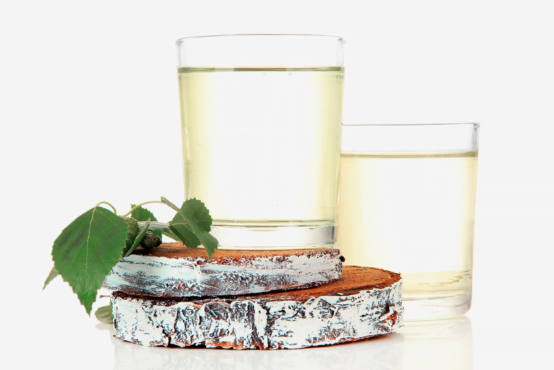 Березовый сок в стакане