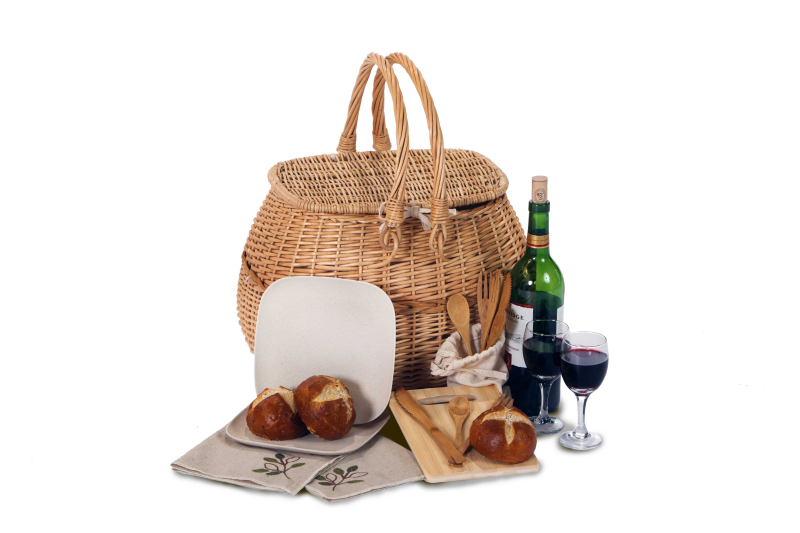 Корзинка с продуктами для пикника