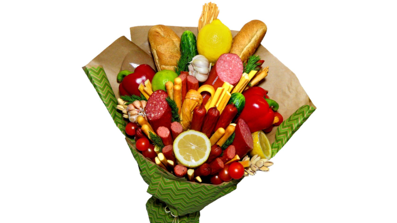 Съедобный букет на белом фоне