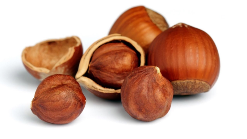 Орехи на белом фоне