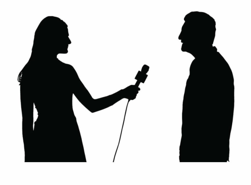 Девушка с микрофоном силуэт