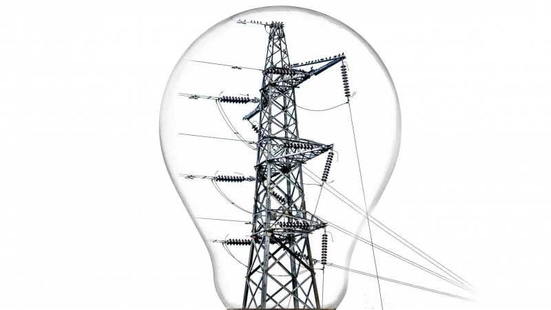 Линии электропередач на белом фоне