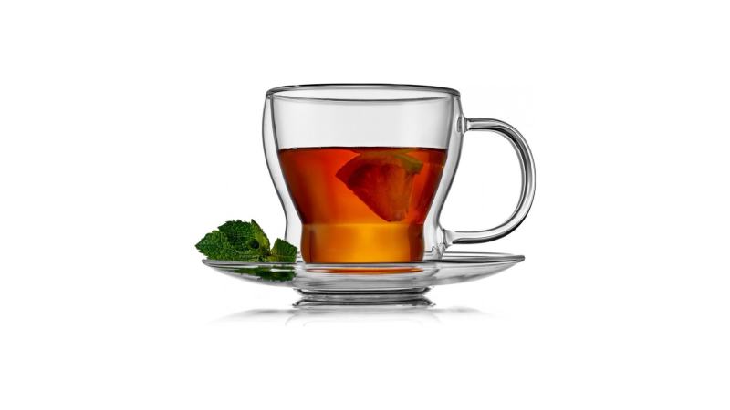 Чай в стакане на белом фоне